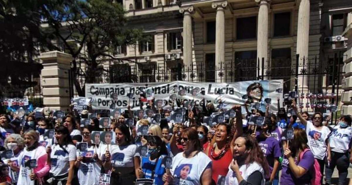 Organizaciones feministas y familiares de la víctima se movilizaron hasta la Legislatura bonaerense.