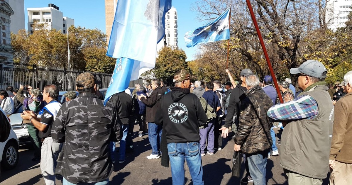 Un reclamo que viene gestándose desde hace 12 años. También cortaron Avenida 7, sobre la Legislatura bonaerense.