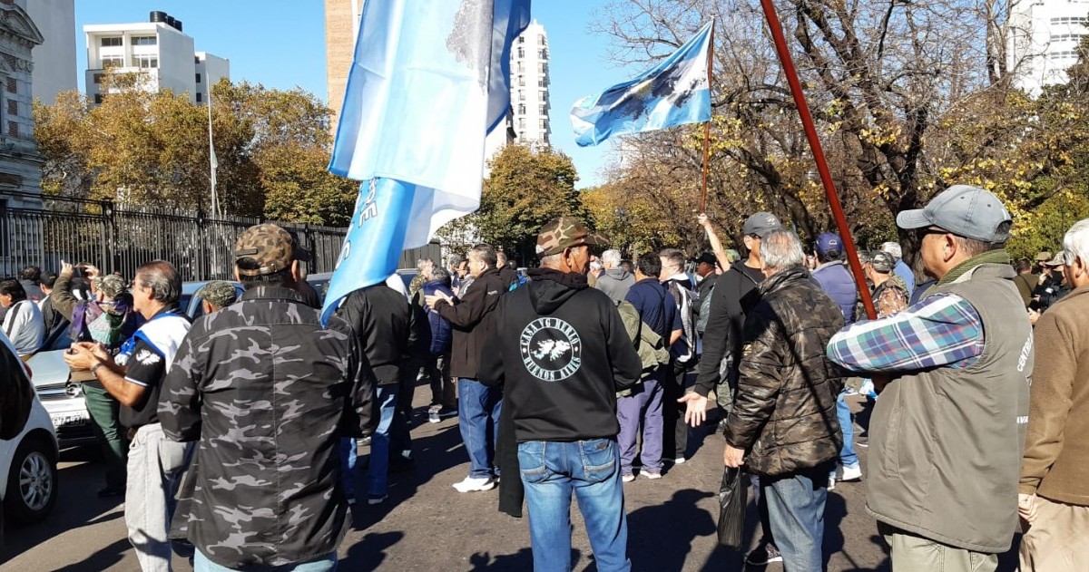 Un reclamo que viene gestándose desde hace 12 años. También cortaron Avenida 7, sobre la Legislatura bonaerense.