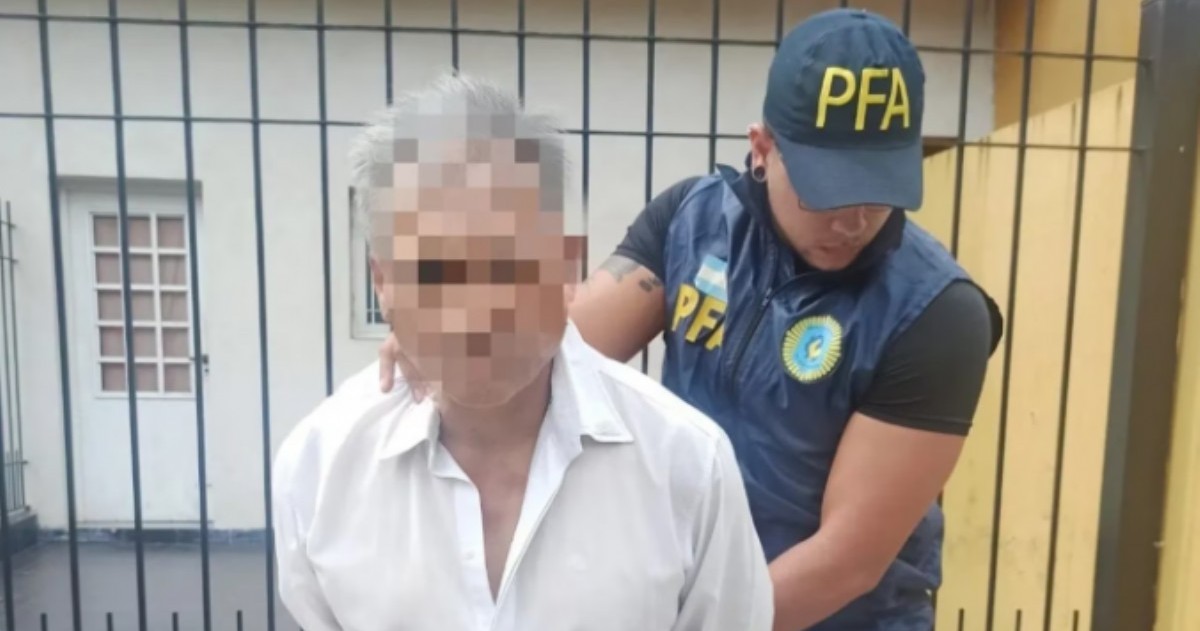 Un hombre de 56 años fue detenido, acusado de abusar sexualmente y de forma reiterada de su sobrino menor de edad, a quien también obligaba a mandarle fotos desnudo.