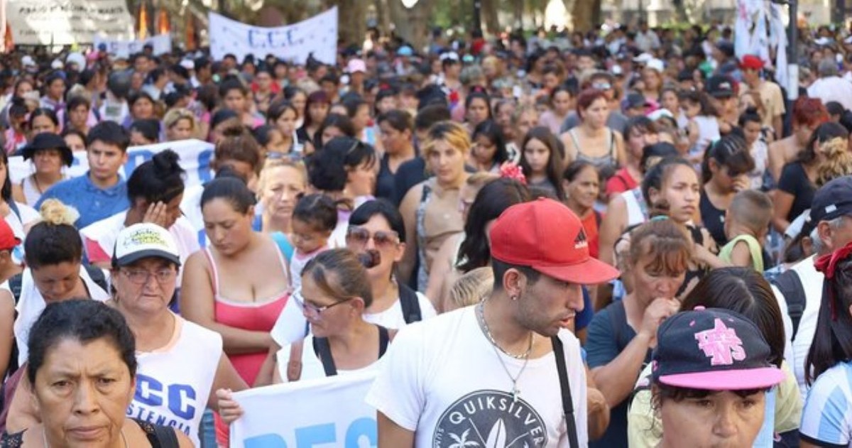 Los manifestantes caminaron desde la Municipalidad hasta la sede de la Gobernación en reclamo por la muerte del nene de 12 años quien quedó en medio de una balacera contra un búnker en Empalme Graneros.