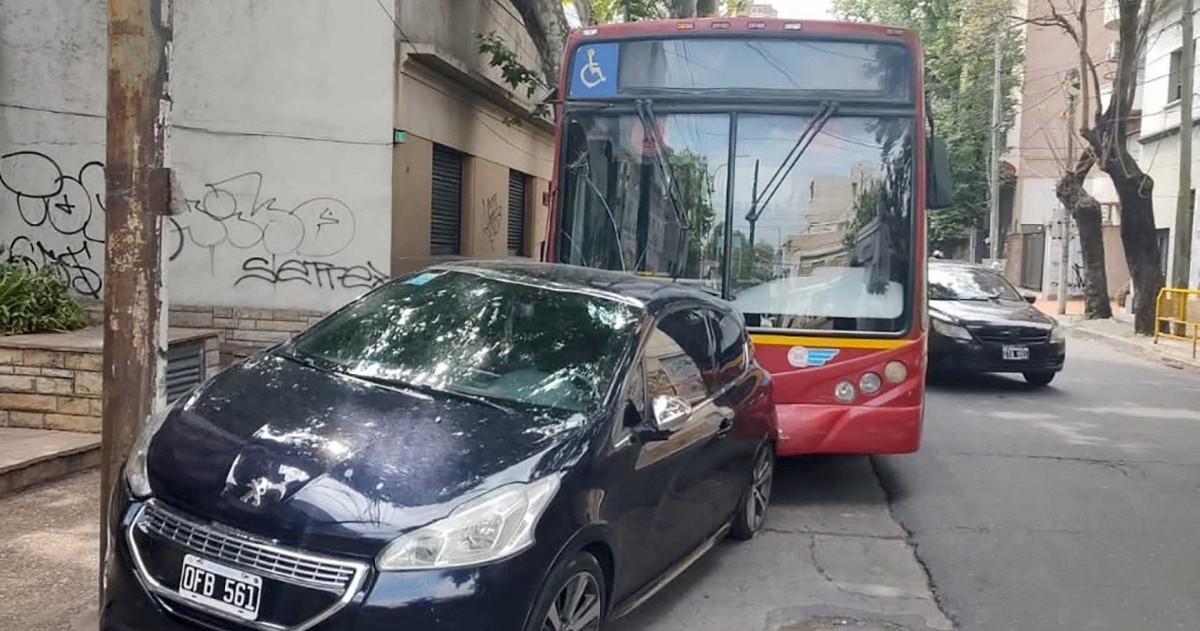 Aprovecharon que la unidad se encontraba encendida y sin chofer para comenzar su raid, que tras una persecución policial terminó con varios autos dañados y uno de los jóvenes detenido por la policía.