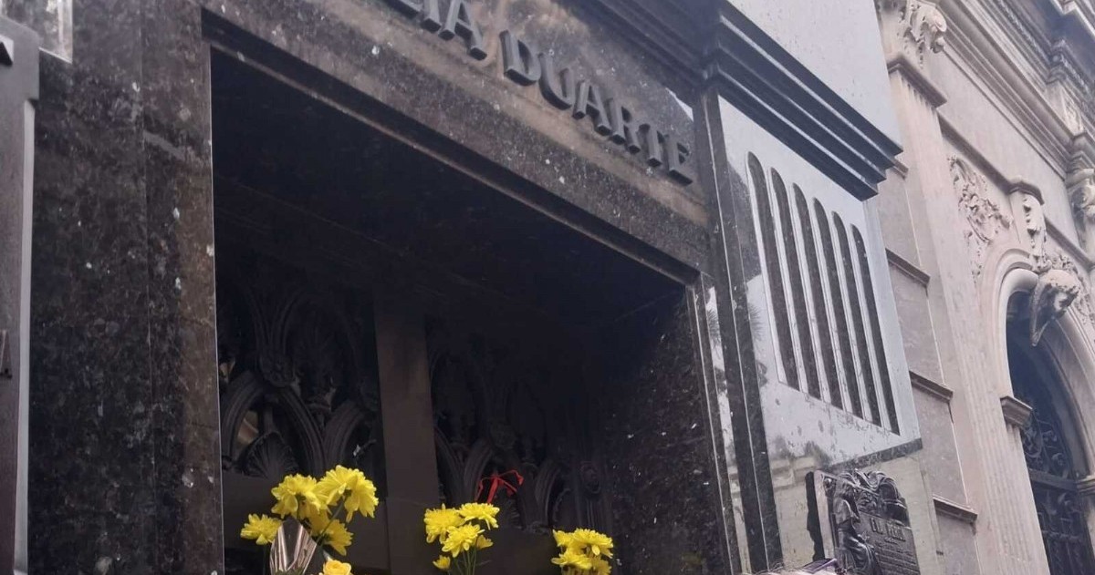 La presidente de Nuevo País, Mercedes Landa, en el Cementerio de la Recoleta.