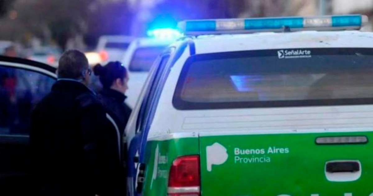 La oficial de 30 años se identificó como tal, sacó su arma reglamentaria y disparó hacia los agresores, uno de los cuales cayó herido de un disparo en la zona abdominal. Su cómplice, en tanto, huyó en la moto.