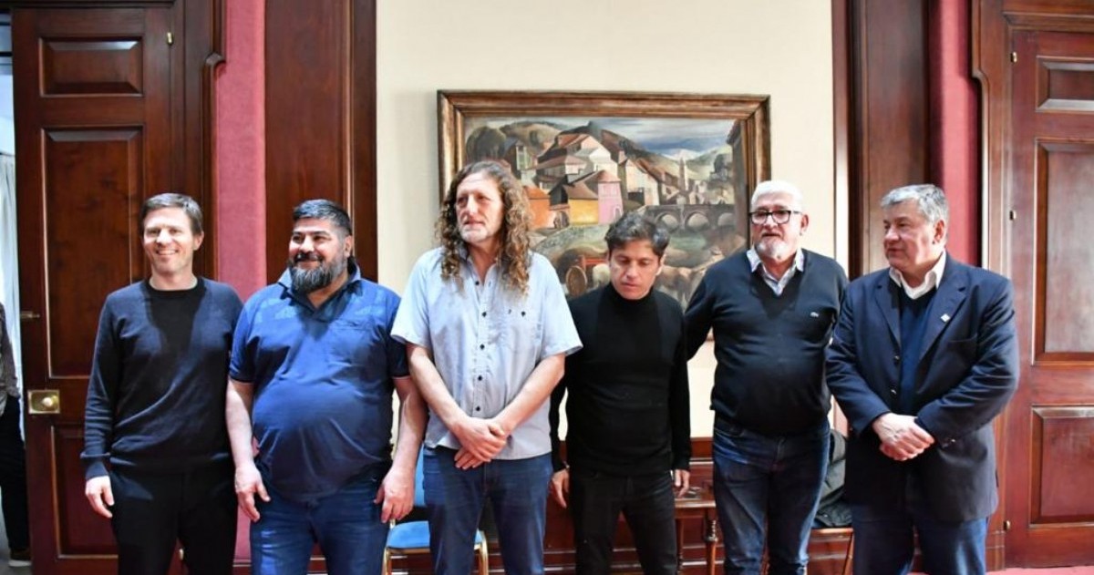 El gobernador Axel Kicillof, mantuvo una reunión con dirigentes sindicales que representan a los trabajadores del Astillero Río Santiago (ARS).