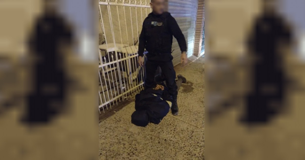 La Policía persiguió a tres jóvenes y detuvo a uno de ellos en el Barrio 287 Viviendas de Puerto Madryn, luego de que se escucharan detonaciones en el lugar.