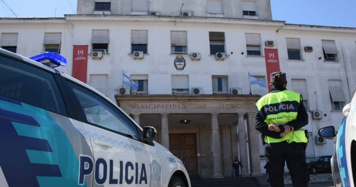 En el video, dos delincuentes ingresan por la fuerza a una posta de la Unidad Policial de Prevención Local, parte de la Policía Bonaerense de acuerdo al organigrama del Ministerio de Seguridad.