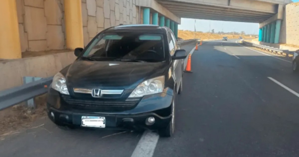 El vehículo fue encontrado horas más tarde en la zona de Circunvalación, sobre la Ruta 5 de Alta Gracia.