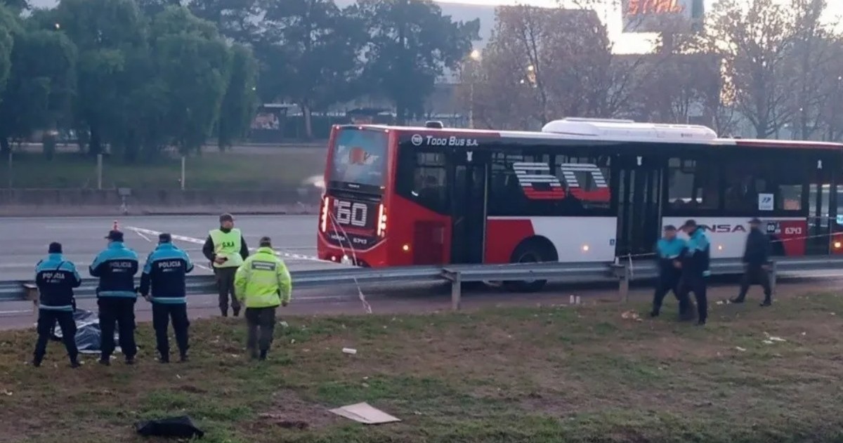 Una ladrona murió, en tanto otros dos delincuentes están prófugos luego de subirse a un colectivo de la línea 60 e intentar asaltar a los pasajeros.