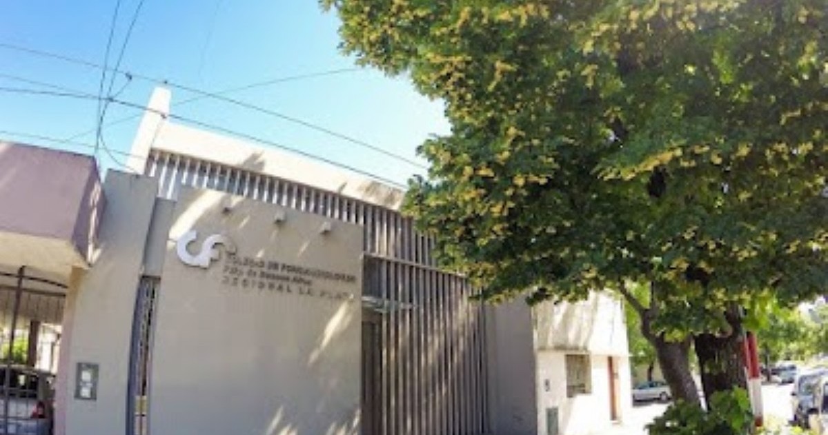 Un expediente entre IOMA y el Colegio de Fonoaudiólogos deja a un jubilado aislado del mundo.
