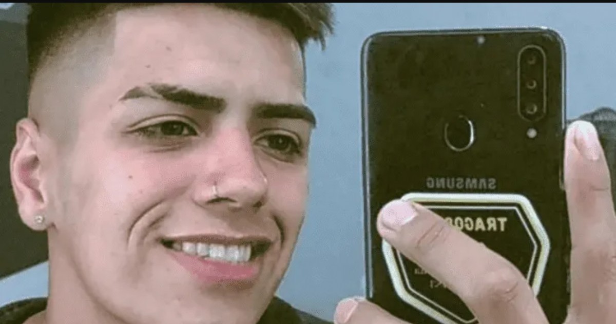 La familia de Lautaro Morello, un joven de 18 años que fue encontrado semicalcinado y con signos de haber muerto por asfixia mecánica a la vera de una autopista en construcción, en la localidad bonaerense de Guernica.