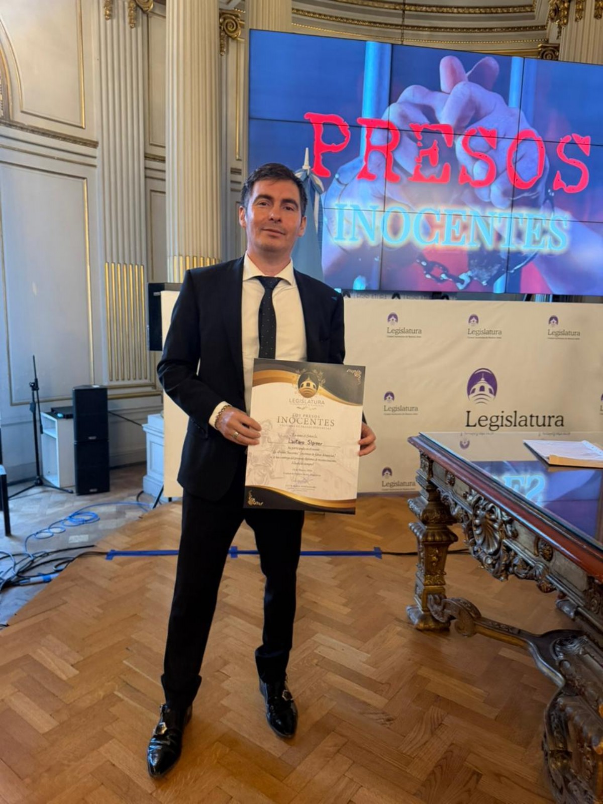 Lautaro Slpizer representa legalmente a Santiago.