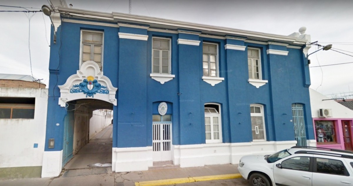 Dos policías bonaerenses comenzaron a ser juzgados este lunes como acusados de haber extorsionado a un comerciante al pedirle dinero para dejarlo realizar su trabajo en 2020 en la ciudad de Punta Alta.