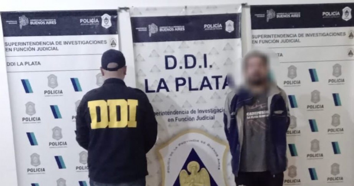 Los detectives buscaron al hombre de 48 años y lo hallaron en la zona de 163 entre 15 y 16, por lo que lo aprehendieron y pusieron a disposición de la justicia.