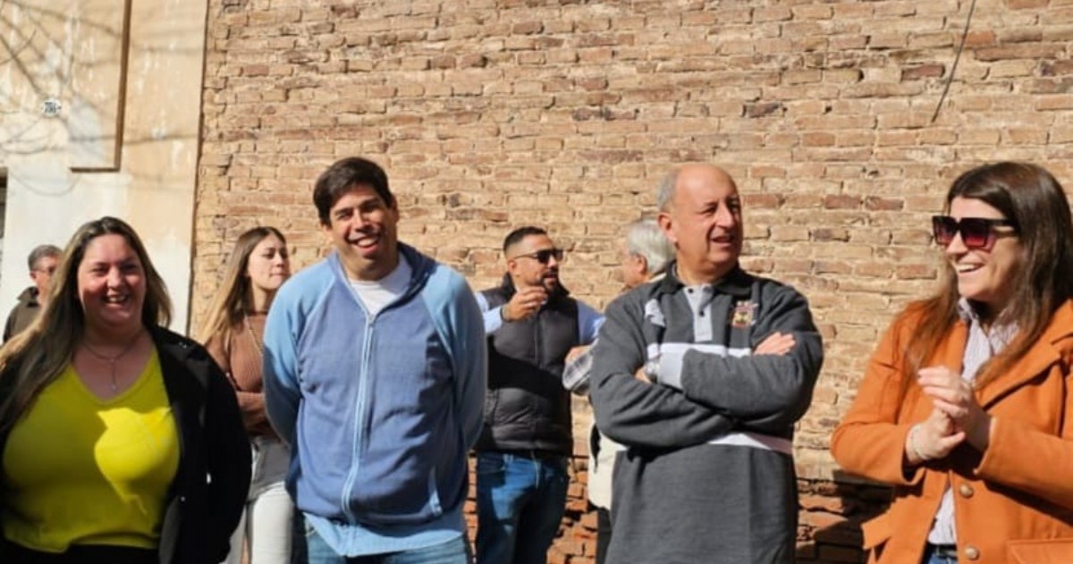 Horacio Rodríguez junto a Marcela Gómez y Carolina Bottero, en la localidad bonaerense Navarro.