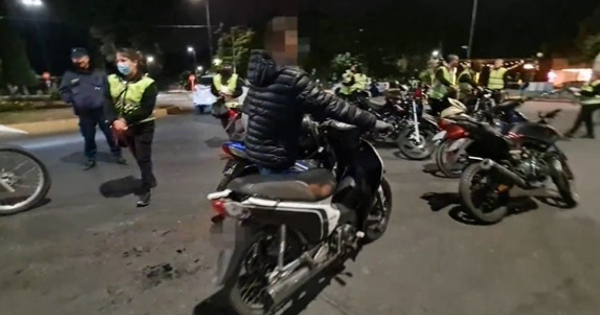 La Policía de Córdoba informó que detuvieron a 64 personas en diversos operativos policiales llevados a cabo en distintos barrios de la ciudad capital.