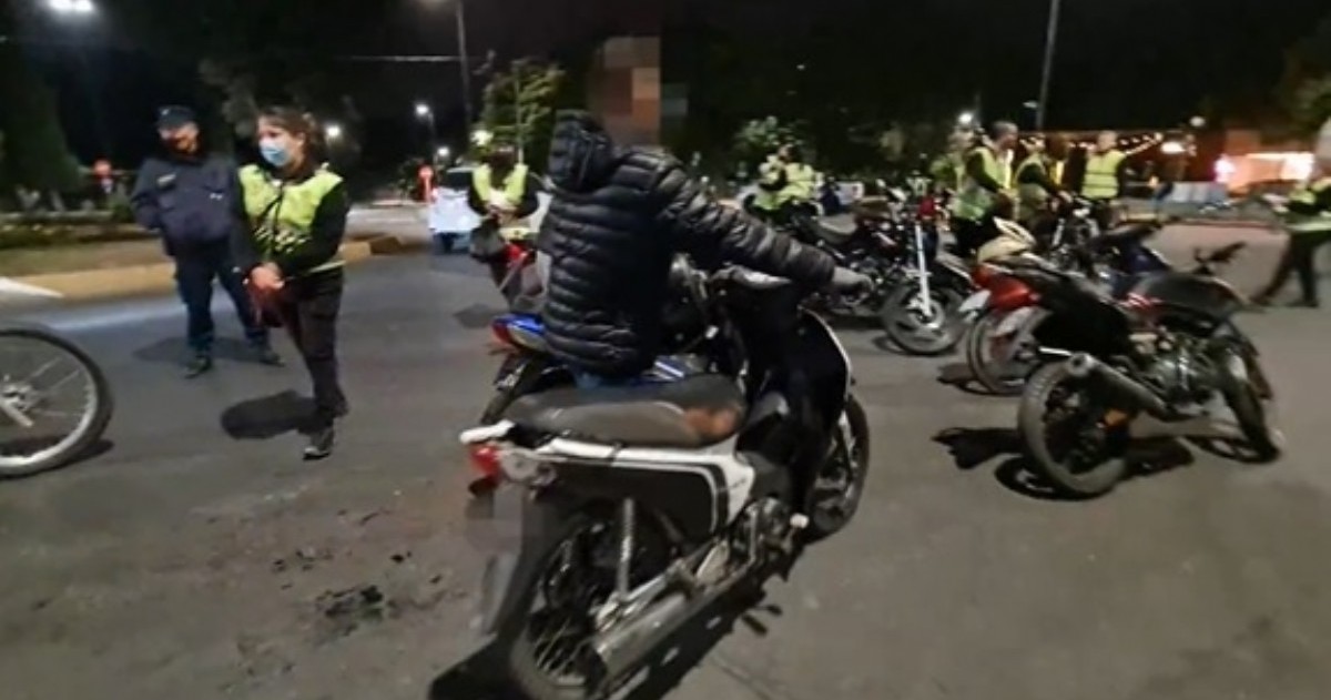 La Policía de Córdoba informó que detuvieron a 64 personas en diversos operativos policiales llevados a cabo en distintos barrios de la ciudad capital.