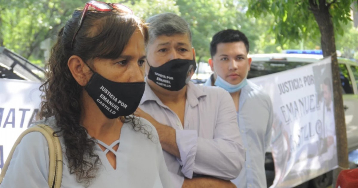 Los padres de Emanuel Castillo, al llegar a los tribunales.