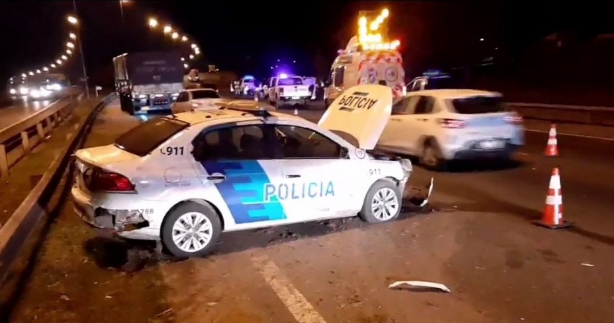 Dos policías resultaron heridos esta madrugada tras una persecución y choque en la autopista Panamericana, a la altura del partido bonaerense de Malvinas Argentinas.