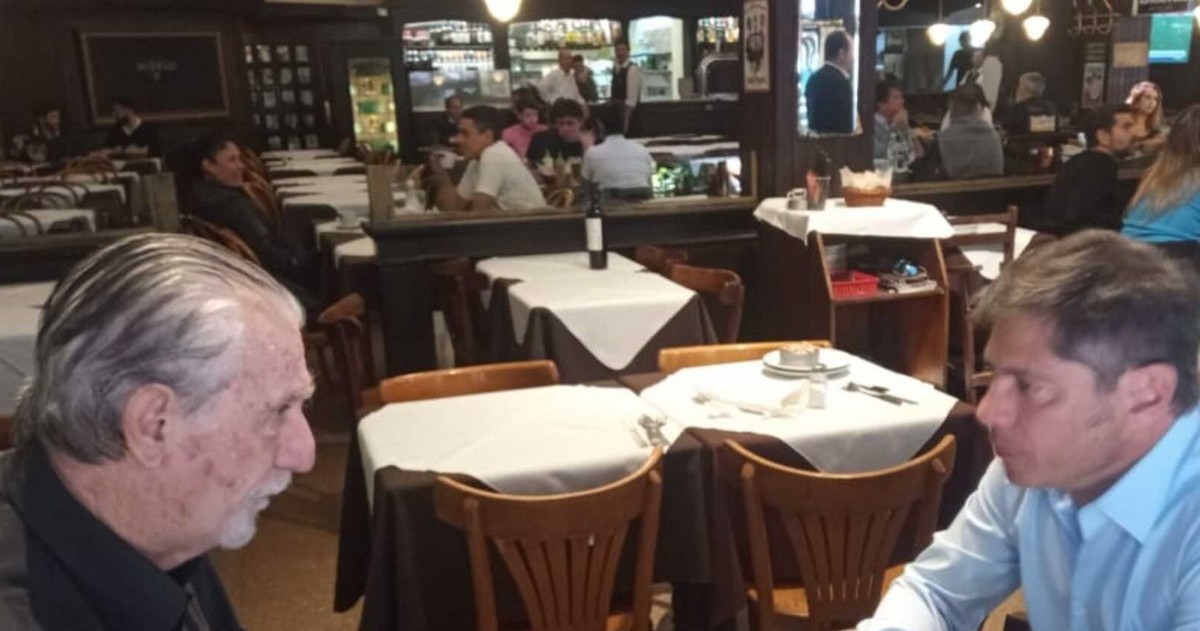 El dirigente radical Federico Storani y el gobernador bonaerense Axel Kicillof, reunidos.
