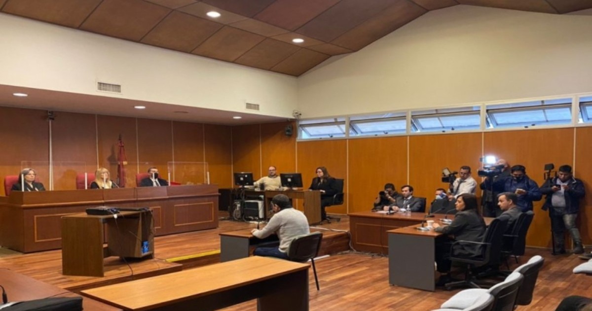 Los jueces de la Sala V del Tribunal de Juicio de Salta condenaron este lunes, por unanimidad, al productor de moda Pablo Rangeón a la pena de siete años de prisión efectiva por el delito de abuso sexual con acceso carnal.