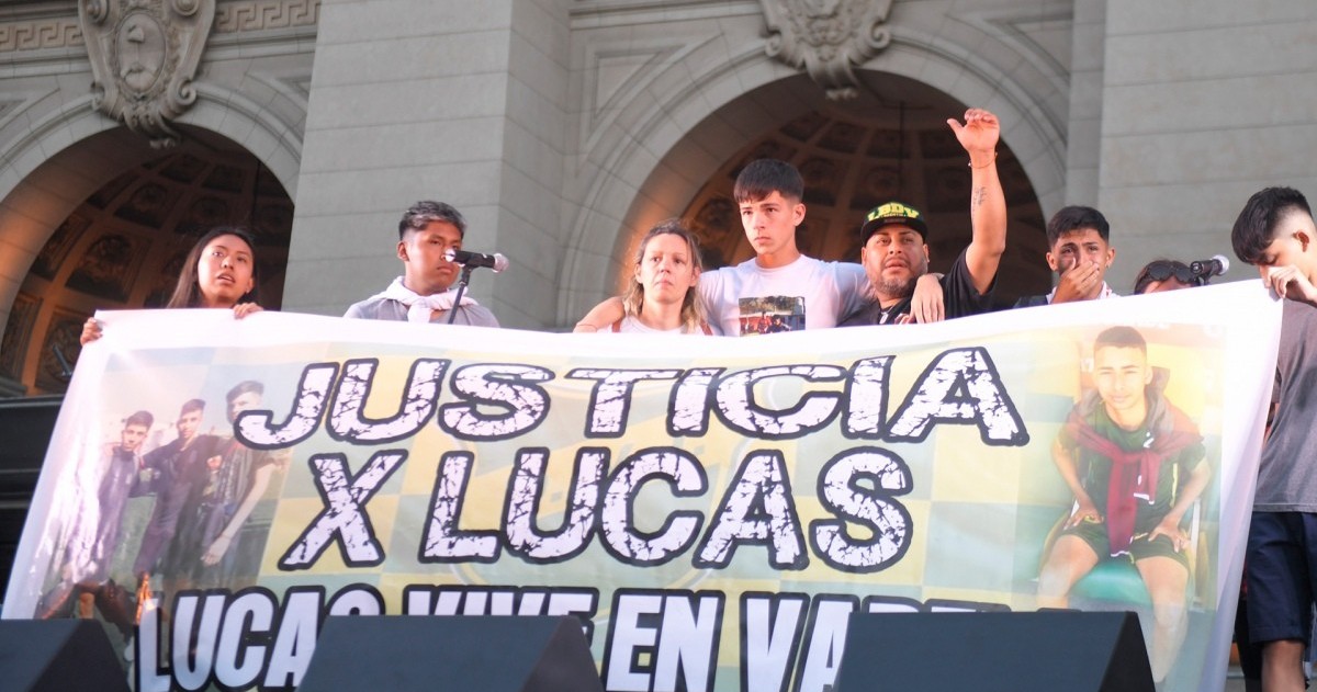 Los padres y los tres amigos de Lucas González que estaban junto a él cuando fue baleado en la cabeza por Policía de la Ciudad en el barrio porteño de Barracas en noviembre de 2021.
