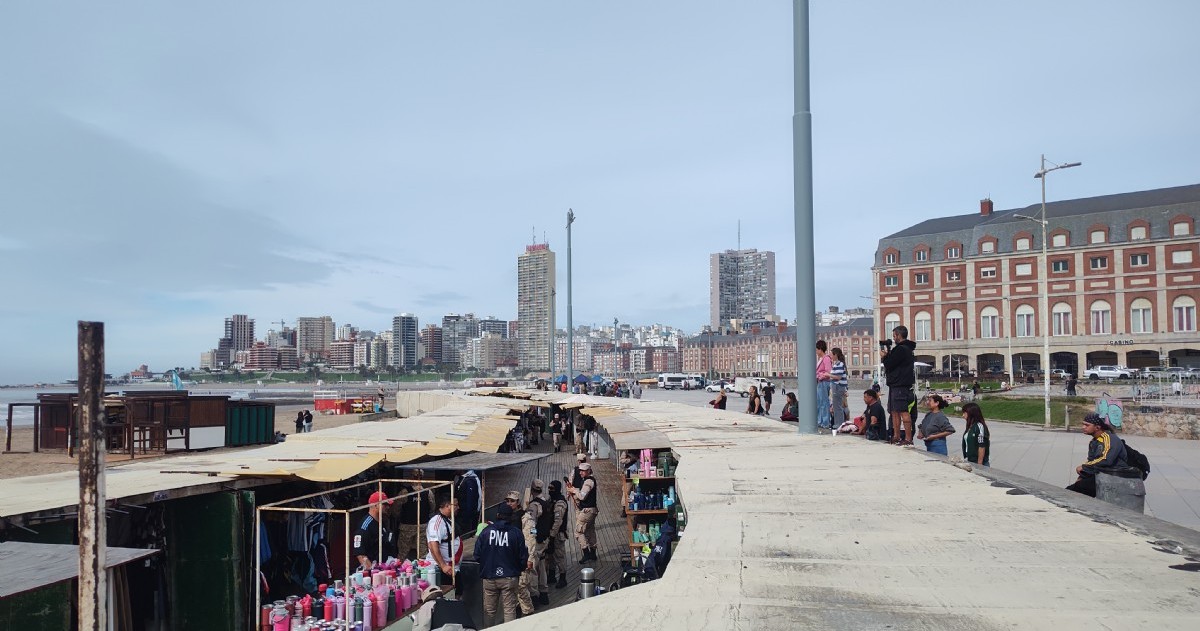 Tras una presentación judicial, Mar del Plata activó un allanamiento en la Rambla por presunta comercialización ilegal