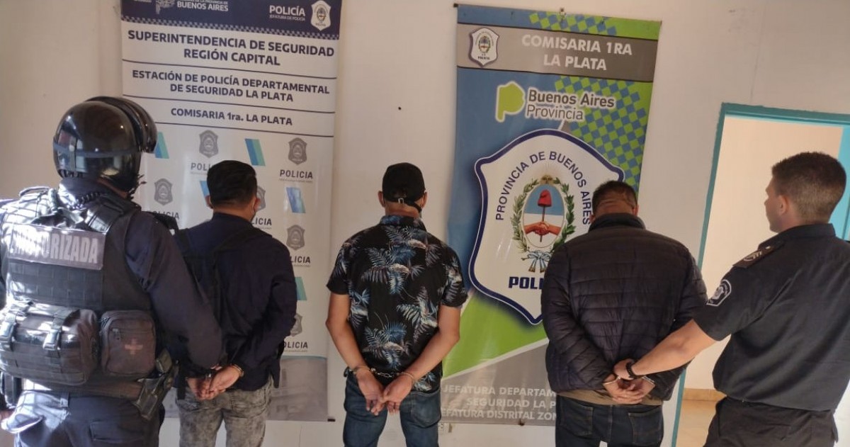 Los tres detenidos fueron derivados a la comisaría Primera, que intervino en el caso, y están a disposición de la UFI en Turno de La Plata.