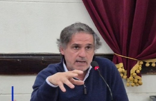25 de Mayo: concejal libertario festeja el cierre de un banco con una confusa explicación