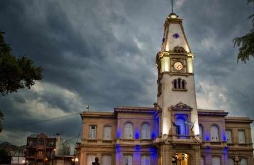 En Campana presionan para eliminar notas mientras persisten las acusaciones alrededor de viviendas disputadas