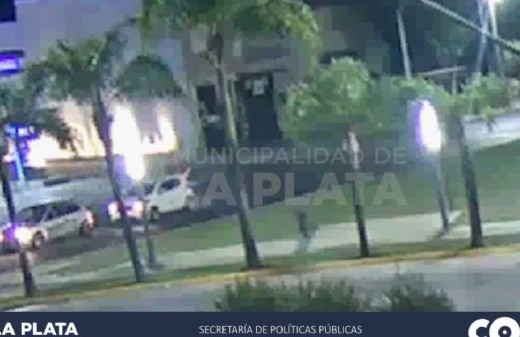 La Plata: un motociclista embistió a un auto y debió ser trasladado al hospital