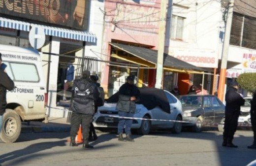 Chubut: encontraron muerto a un hombre dentro de un auto en pleno centro