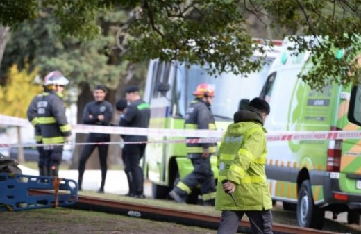 Personal de la Policía de la Ciudad solicitaron presencia de Bomberos y del Sistema de Atención Médica de Emergencias (SAME) para trasladar el cuerpo