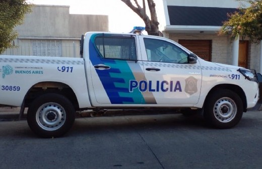 ¿No trabajan los muchachos? en La Plata, un patrullero "custodia" una vivienda pero sin personal