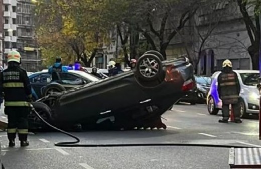 El mejor novio: chocó, volcó y escapó, dejando a su pareja dentro del auto