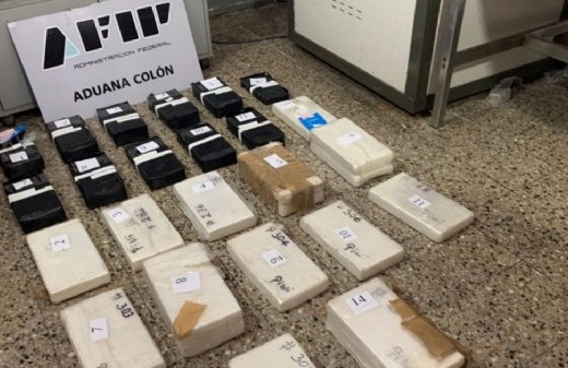 Detuvieron a un camionero que intentaba cruzar a Uruguay con 32 kilos de cocaína