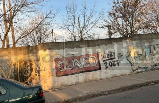 Entre avenidas y accesos urbanos, Santiago Cúneo consolida una presencia gráfica que atraviesa municipios
