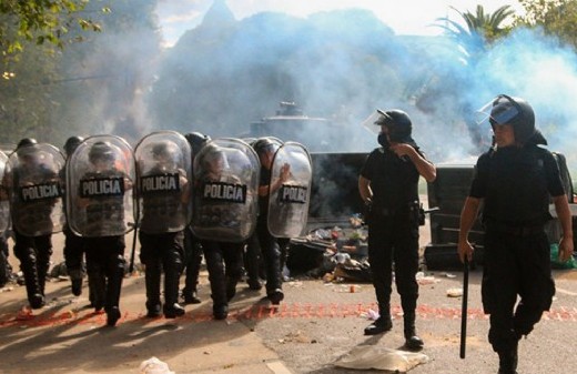 Incidentes afuera del Congreso: piedrazos y enfrentamiento con la policía