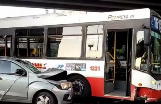 Tres jóvenes delincuentes chocaron un auto robado contra un colectivo mientras los perseguía la Policía