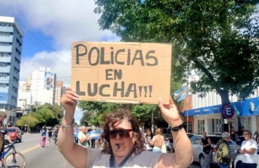 Mar del Plata registró una manifestación de policías jubilados y familiares que terminó con acusaciones contra Fontana en medio del operativo