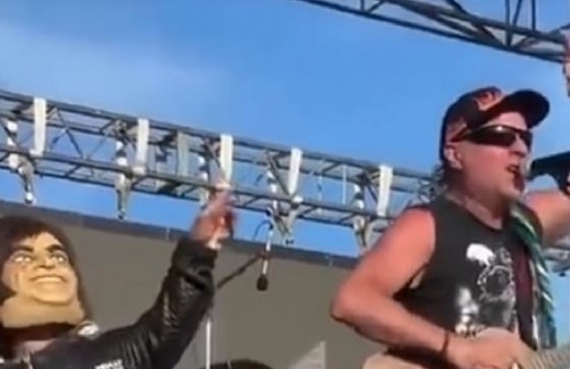 Luján fue testigo del recurso irónico de La Renga contra Milei con un imitador sobre el escenario