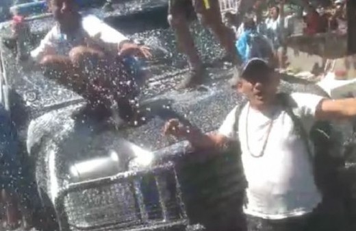 La violencia que opaca los festejos: hinchas vandalizaron un patrullero de la Policía de la Ciudad