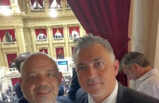 Desde Avellaneda, Carlos Curestis concentra influencia política y es acusado de controlar cajas y armado libertario