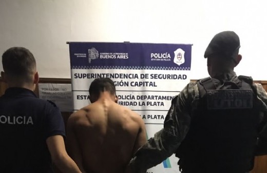 La Plata: con un machete amenazó a los policías para que no lo detengan