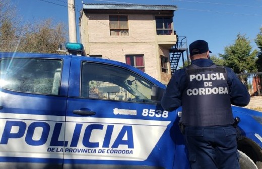 Un policía quiso atrapar a dos ladrones, fue increpado por los familiares, se descompensó y murió