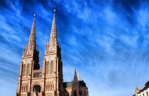 Un video complica el caso en Luján: identificaron el auto del ataque y terminó tirado en el barrio El Quinto