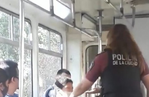 Indignante: una mujer policía maltrató  a un niño con autismo