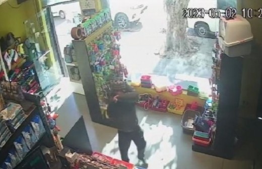 La Plata: suma tensión en una Pet Shop con un ladrón armado y violento