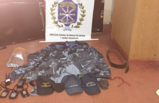 Corrientes: al allanar un "kiosco narco" se encontraron con uniformes policiales
