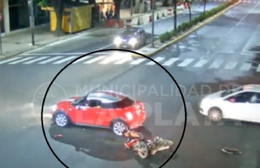 Motociclista pasó en rojo y chocó contra un auto en pleno centro de La Plata